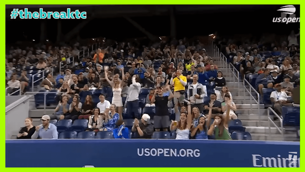 O spectatoare a făcut show la US Open, dând pe gât un pahar de bere în timp record. Reacția publicului newyorkez_3