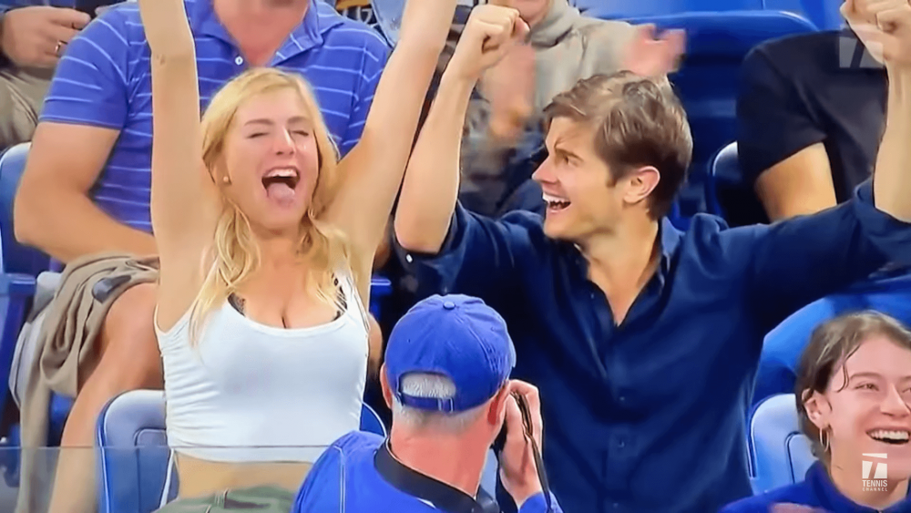O spectatoare a făcut show la US Open, dând pe gât un pahar de bere în timp record. Reacția publicului newyorkez_4