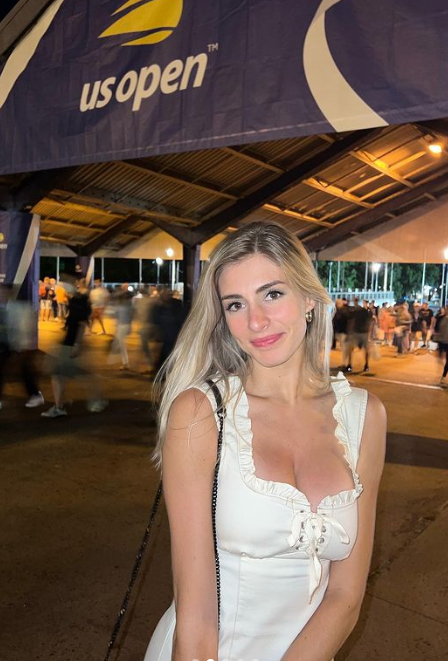 O spectatoare a făcut show la US Open, dând pe gât un pahar de bere în timp record. Reacția publicului newyorkez_29