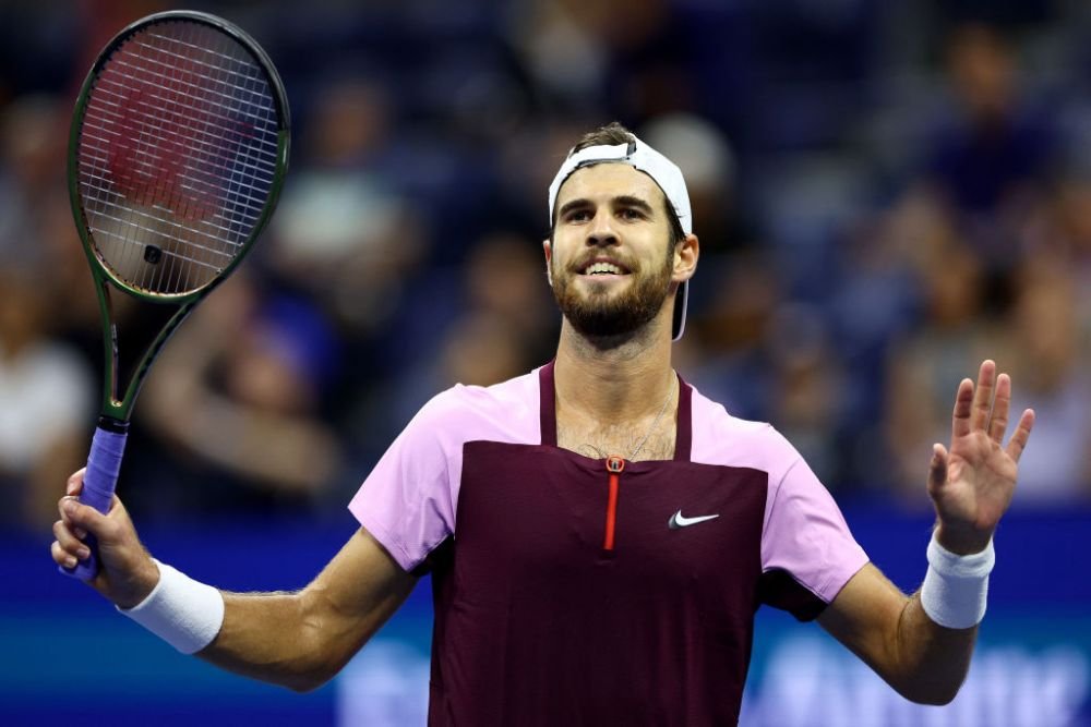 Un fan s-a plictisit în tribune și a cerut să fie tuns în timpul meciului Kyrgios - Khachanov_14