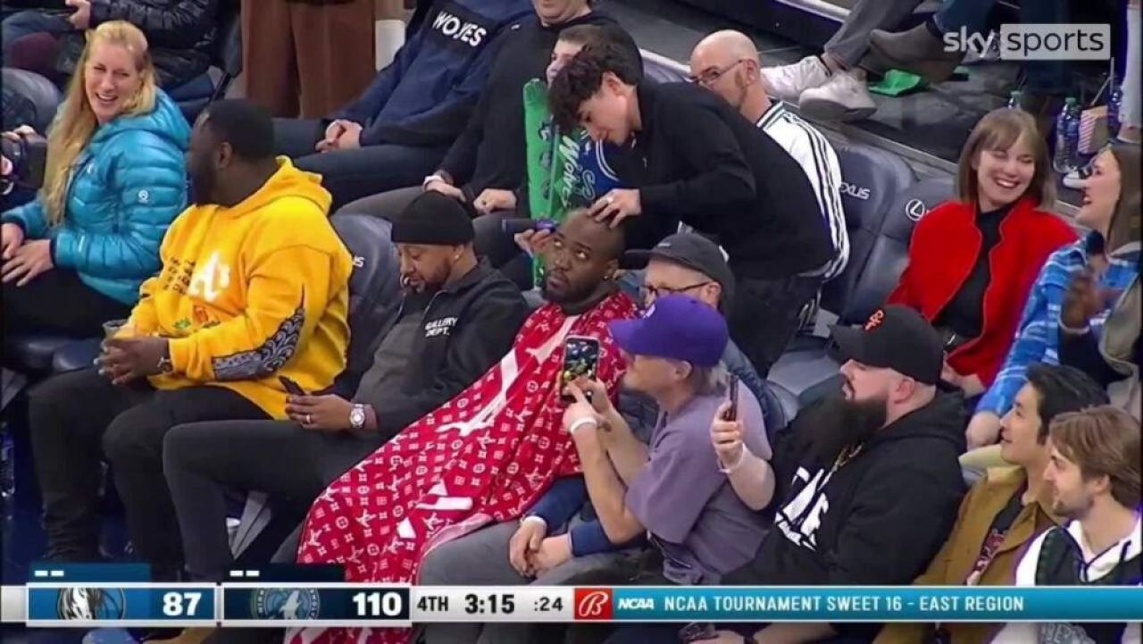 Un fan s-a plictisit în tribune și a cerut să fie tuns în timpul meciului Kyrgios - Khachanov_18