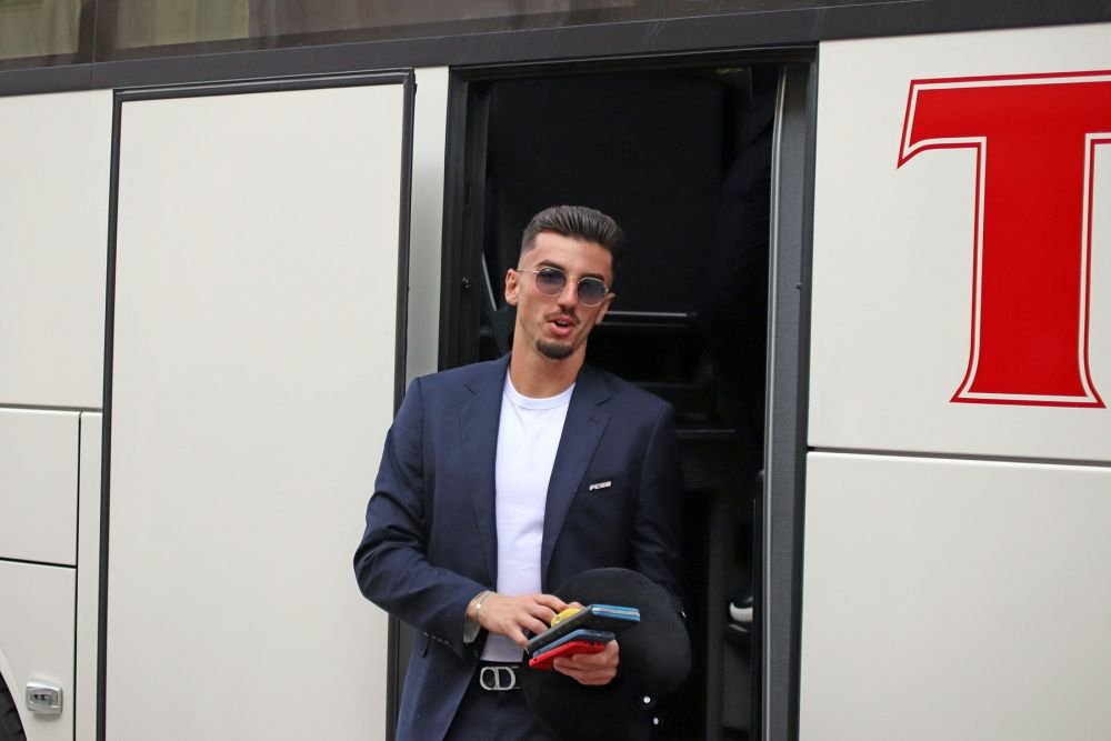 Trendy FCSB! Accesoriul la modă pe care aproape toți jucătorii l-au luat la Londra_4