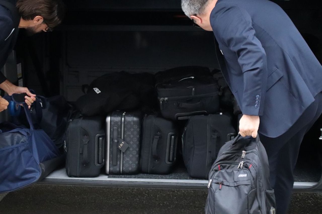 Trendy FCSB! Accesoriul la modă pe care aproape toți jucătorii l-au luat la Londra_5