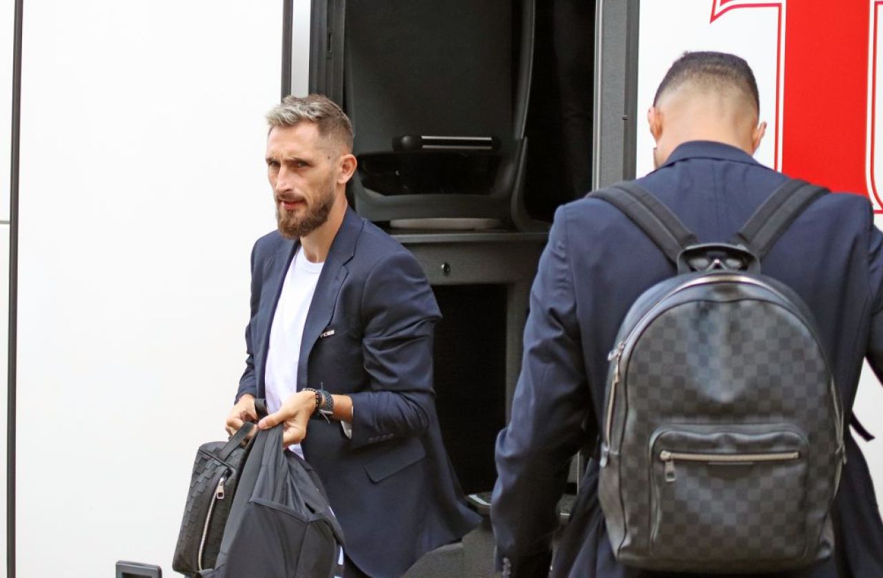 Trendy FCSB! Accesoriul la modă pe care aproape toți jucătorii l-au luat la Londra_6
