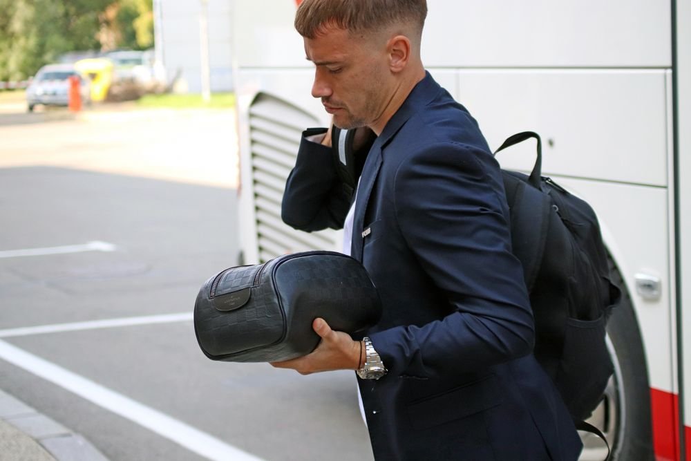 Trendy FCSB! Accesoriul la modă pe care aproape toți jucătorii l-au luat la Londra_8