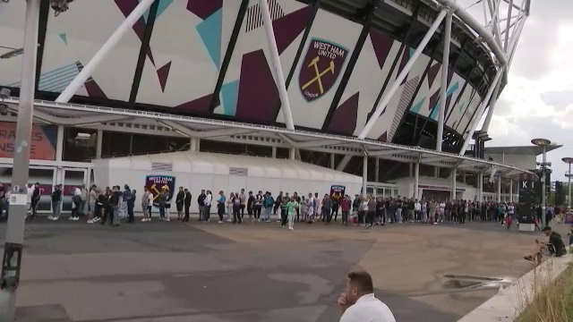 Rom&acirc;nii au luat cu asalt casele de bilete &icirc;nainte de West Ham - FCSB! Cozi uriașe la London Stadium