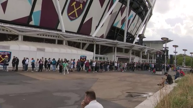 Românii au luat cu asalt casele de bilete înainte de West Ham - FCSB! Cozi uriașe la London Stadium_2