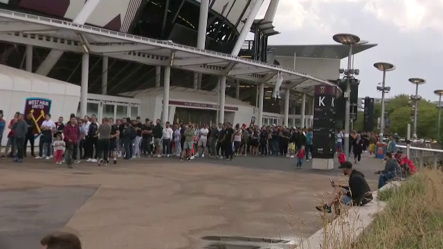 Românii au luat cu asalt casele de bilete înainte de West Ham - FCSB! Cozi uriașe la London Stadium_3