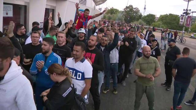 Românii au luat cu asalt casele de bilete înainte de West Ham - FCSB! Cozi uriașe la London Stadium_12