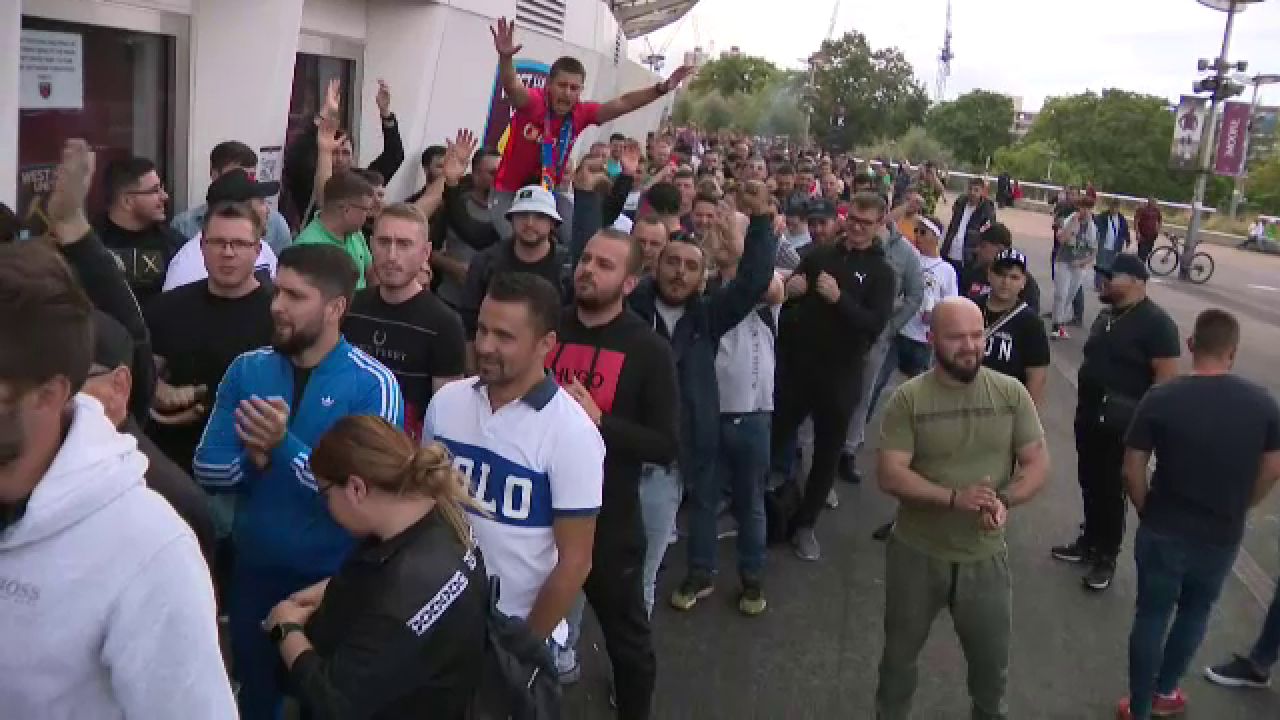 Românii au luat cu asalt casele de bilete înainte de West Ham - FCSB! Cozi uriașe la London Stadium_12