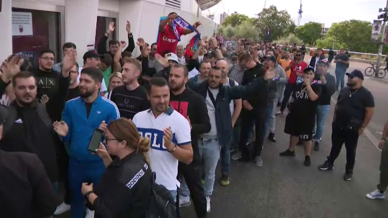 Românii au luat cu asalt casele de bilete înainte de West Ham - FCSB! Cozi uriașe la London Stadium_13