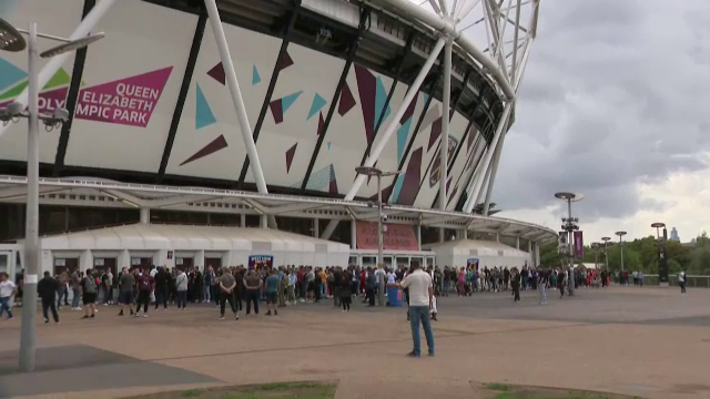 Românii au luat cu asalt casele de bilete înainte de West Ham - FCSB! Cozi uriașe la London Stadium_14