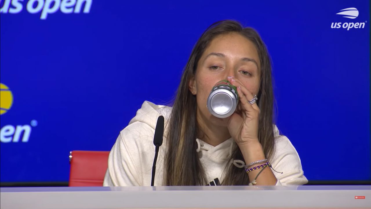 Bere și limbaj colorat: Jessica Pegula, comportament neobișnuit la conferința de presă, după eșecul cu Iga Swiatek_1