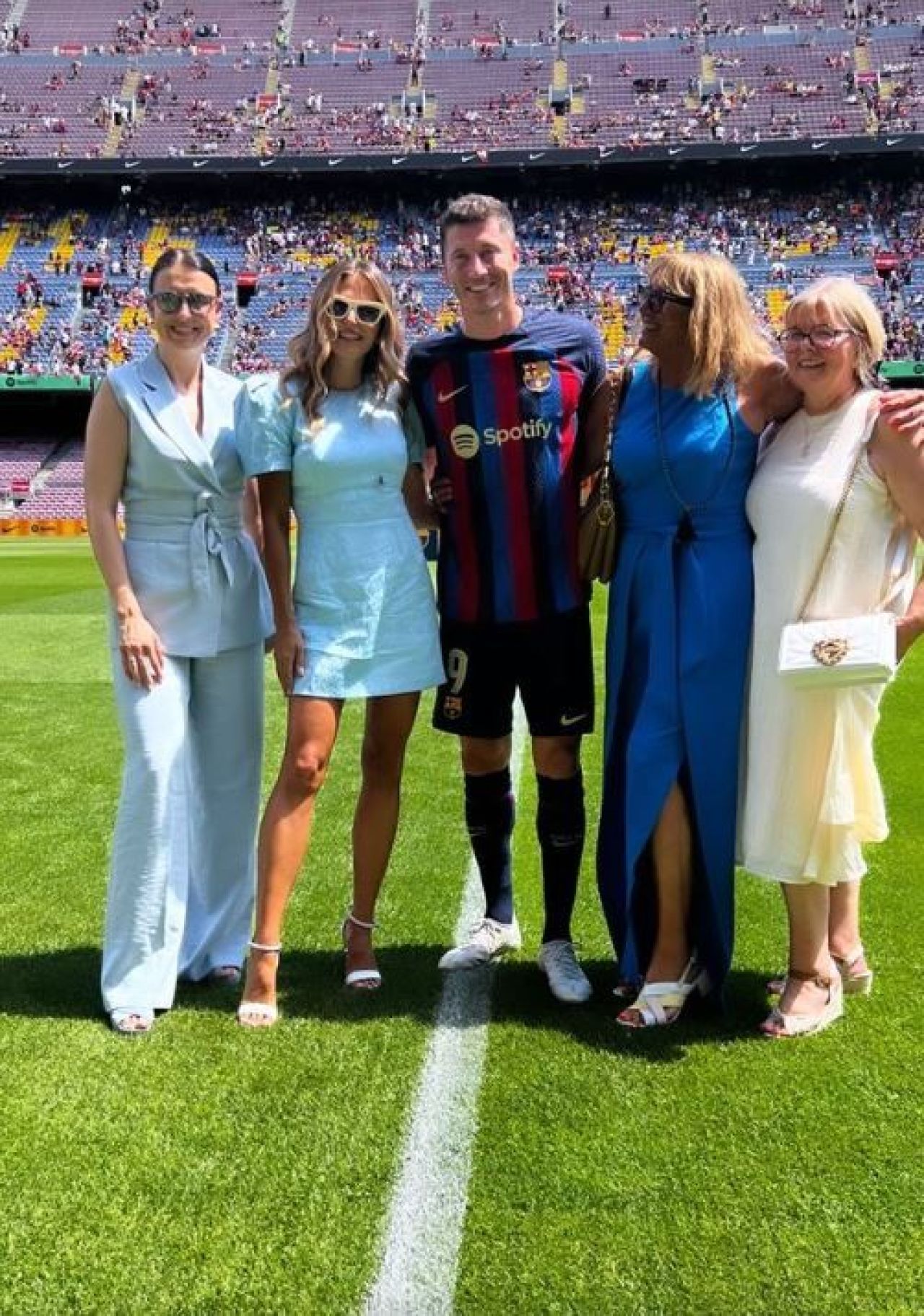 Familia Lewandowski a strălucit pe Camp Nou! Soția sexy a atacantului și-a etalat abdomenul tonifiat sub privirile tuturor _23