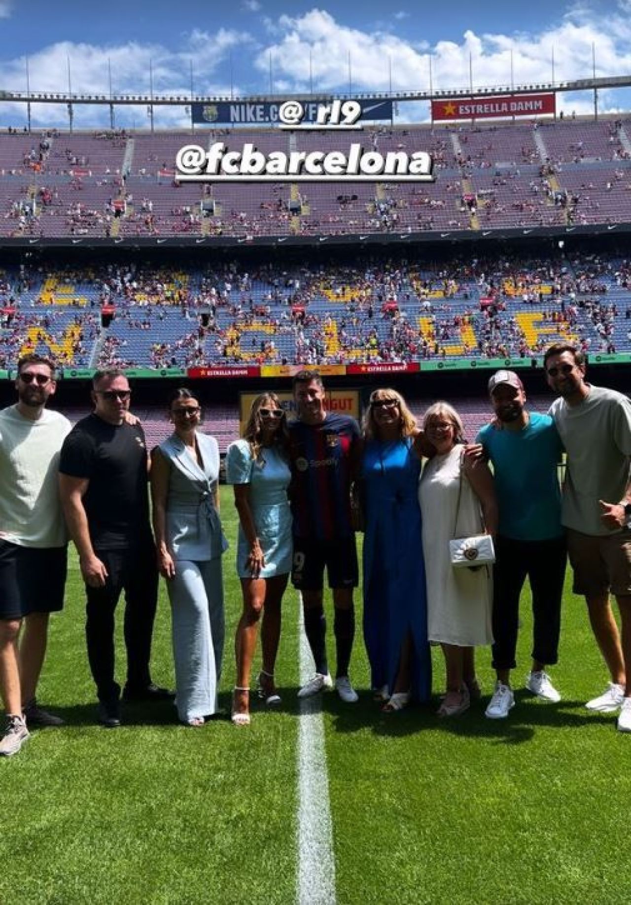 Familia Lewandowski a strălucit pe Camp Nou! Soția sexy a atacantului și-a etalat abdomenul tonifiat sub privirile tuturor _24