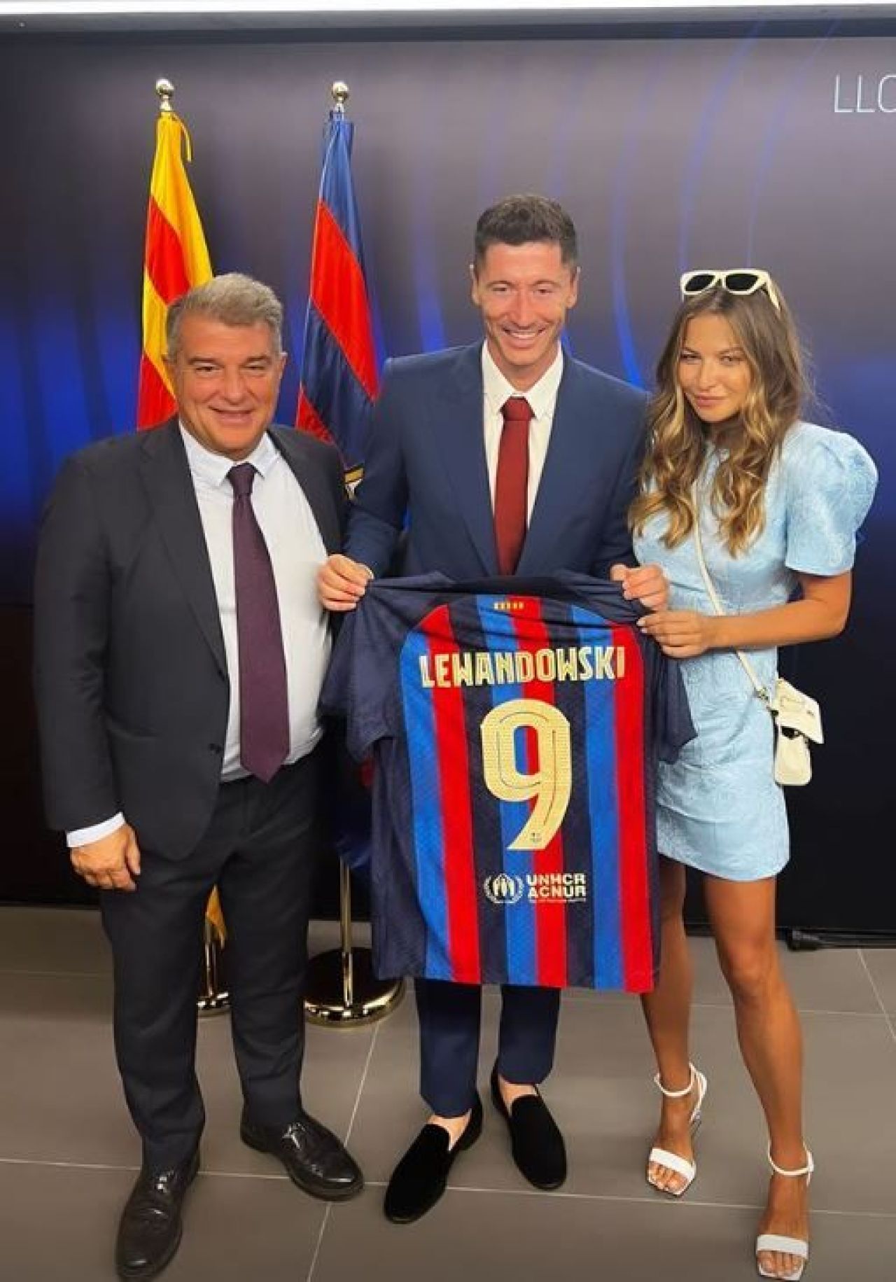 Familia Lewandowski a strălucit pe Camp Nou! Soția sexy a atacantului și-a etalat abdomenul tonifiat sub privirile tuturor _25