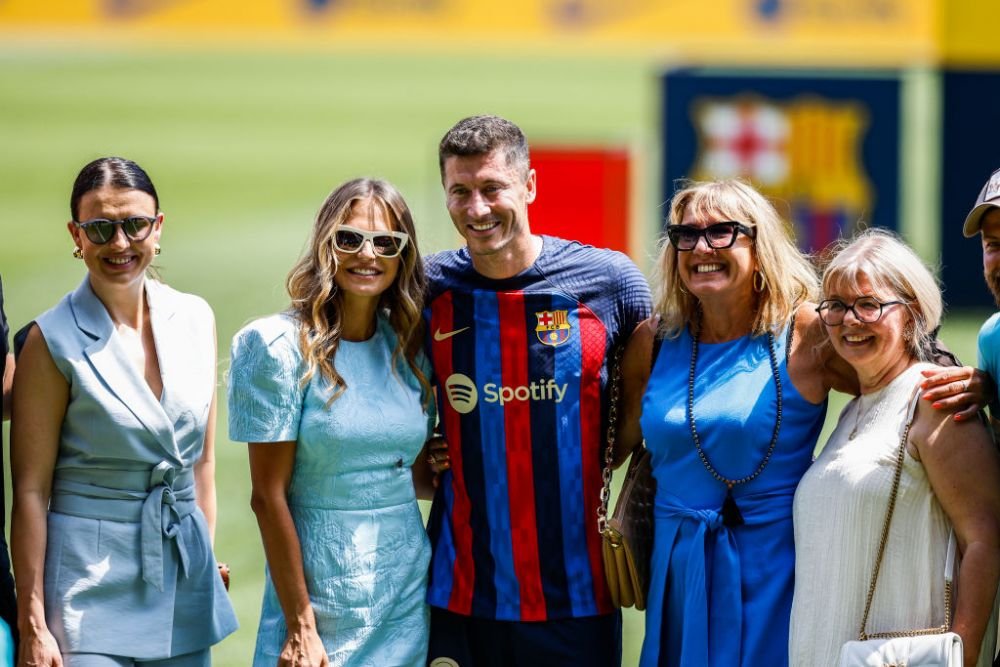 Familia Lewandowski a strălucit pe Camp Nou! Soția sexy a atacantului și-a etalat abdomenul tonifiat sub privirile tuturor _29