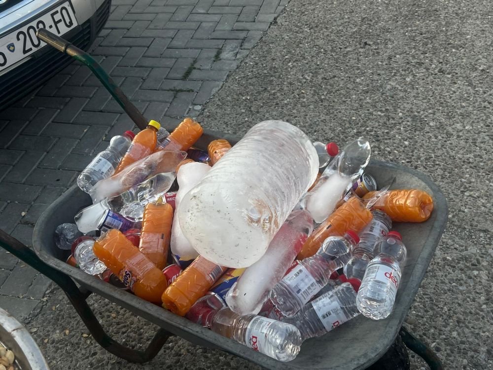 Semințe cărate cu roaba! Imagini rare din Kosovo, înainte de Ballkani - CFR Cluj_6