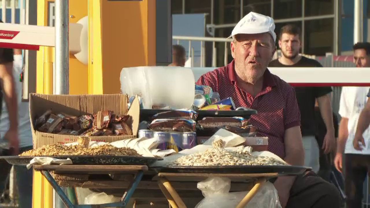 Semințe cărate cu roaba! Imagini rare din Kosovo, înainte de Ballkani - CFR Cluj_7