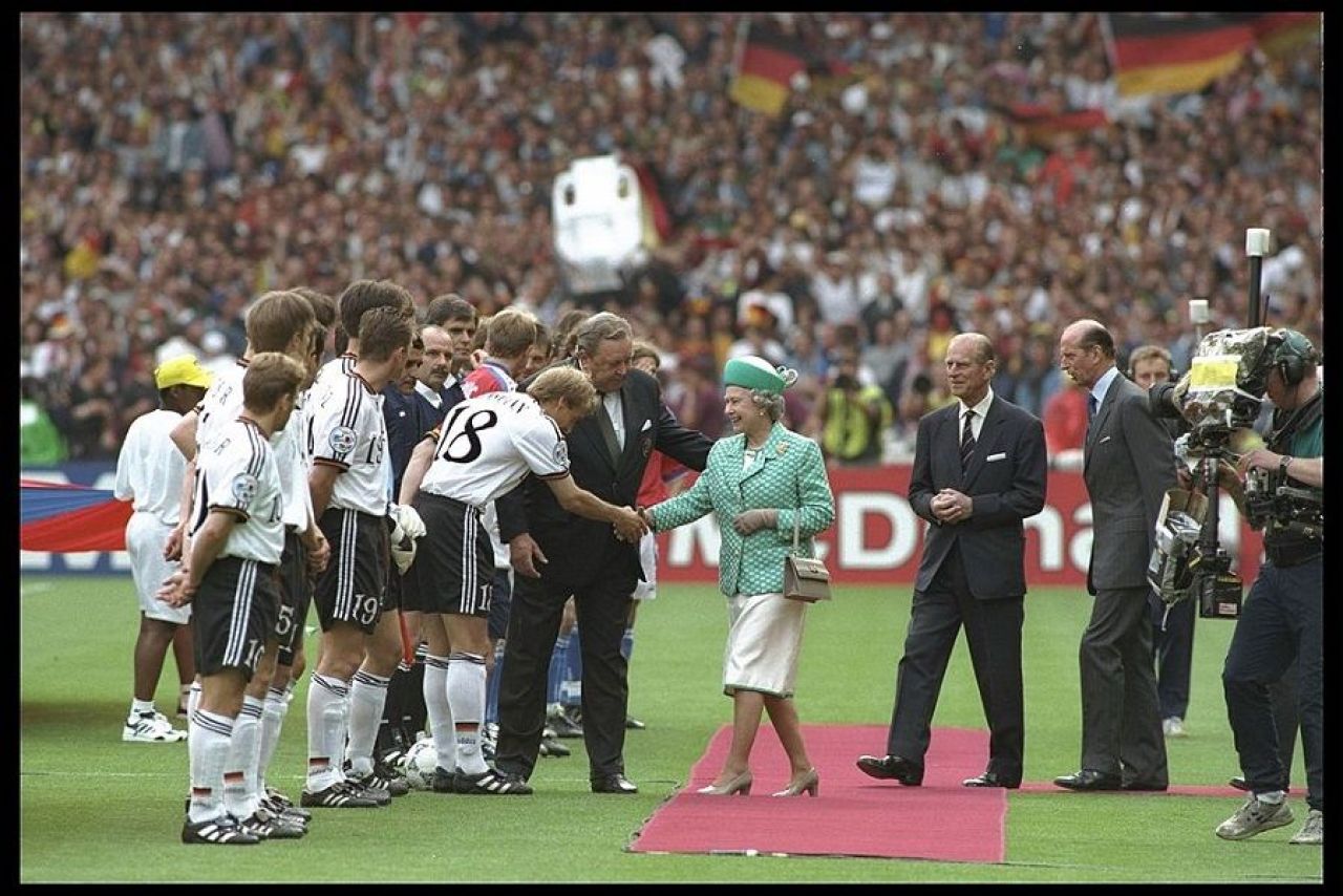 Regina Elisabeta a II-a și momentele marcante din fotbal! Imagini de colecție de-a lungul istoriei _14