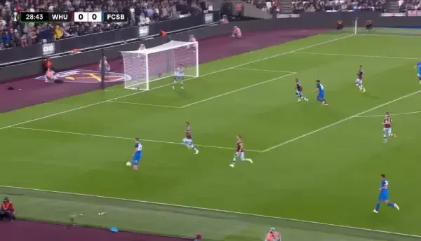 West Ham - FCSB | Andrei Cordea ratează șansă de a înscrie.