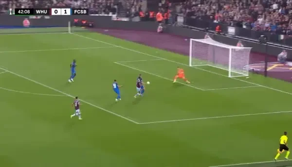 West Ham - FCSB | Scamacca ratează complet șutul, iar FCSB rămâne în avantaj