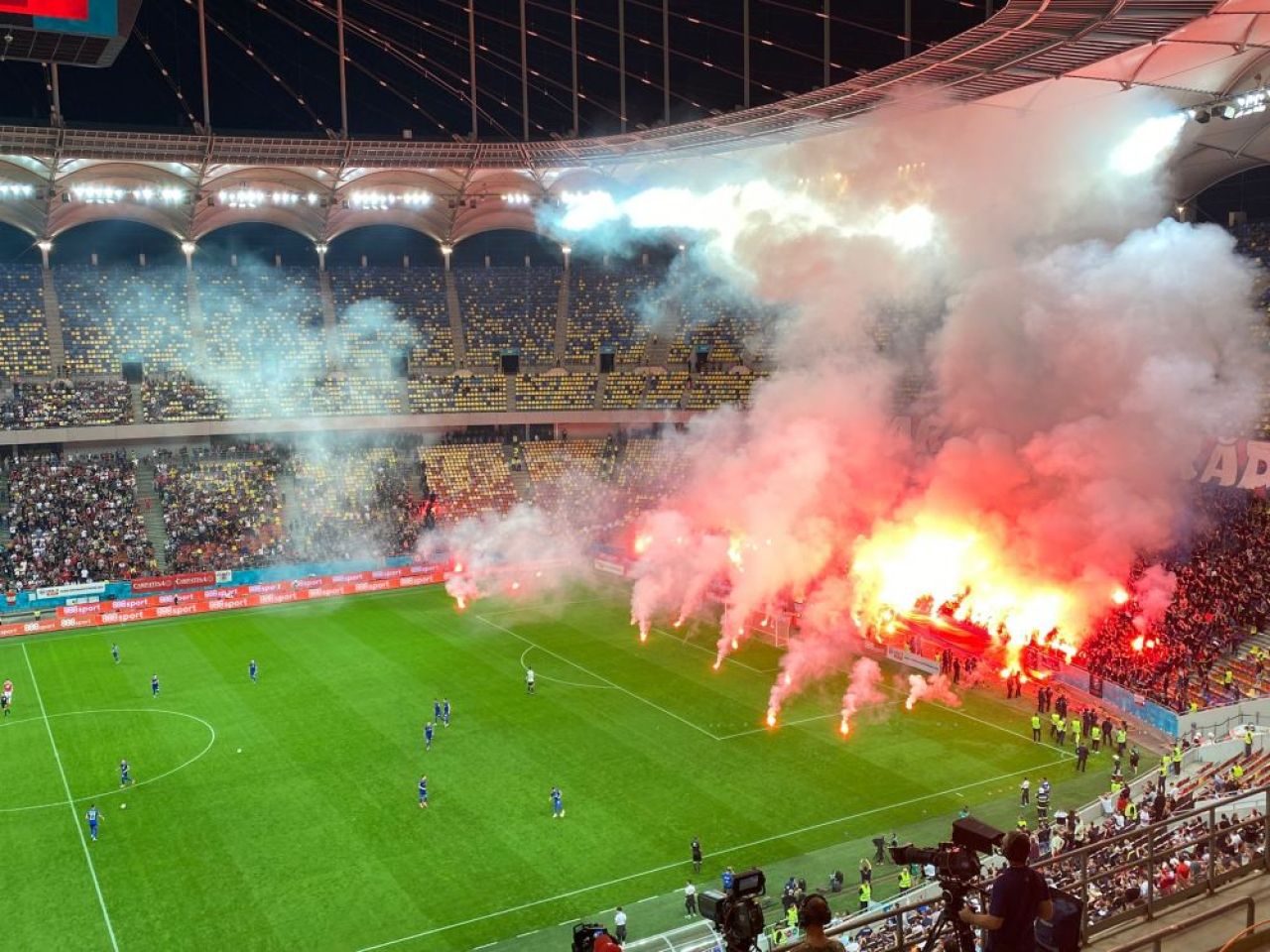Dinamo - CSA Steaua | Ce bannere au afișat cele două galerii înaintea startului partidei din Liga 2_1