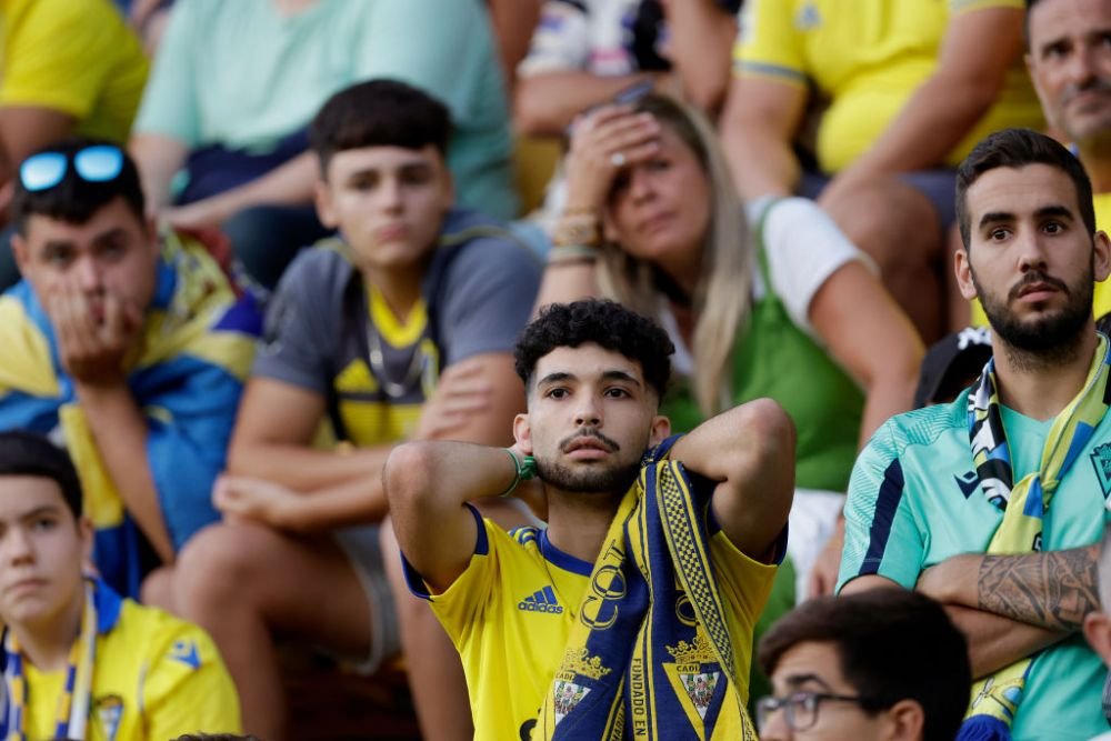 Momente terifiante la Cadiz - Barcelona, după ce un suporter a leșinat! Portarul gazdelor a alergat cu defibrilatorul în tribune_3