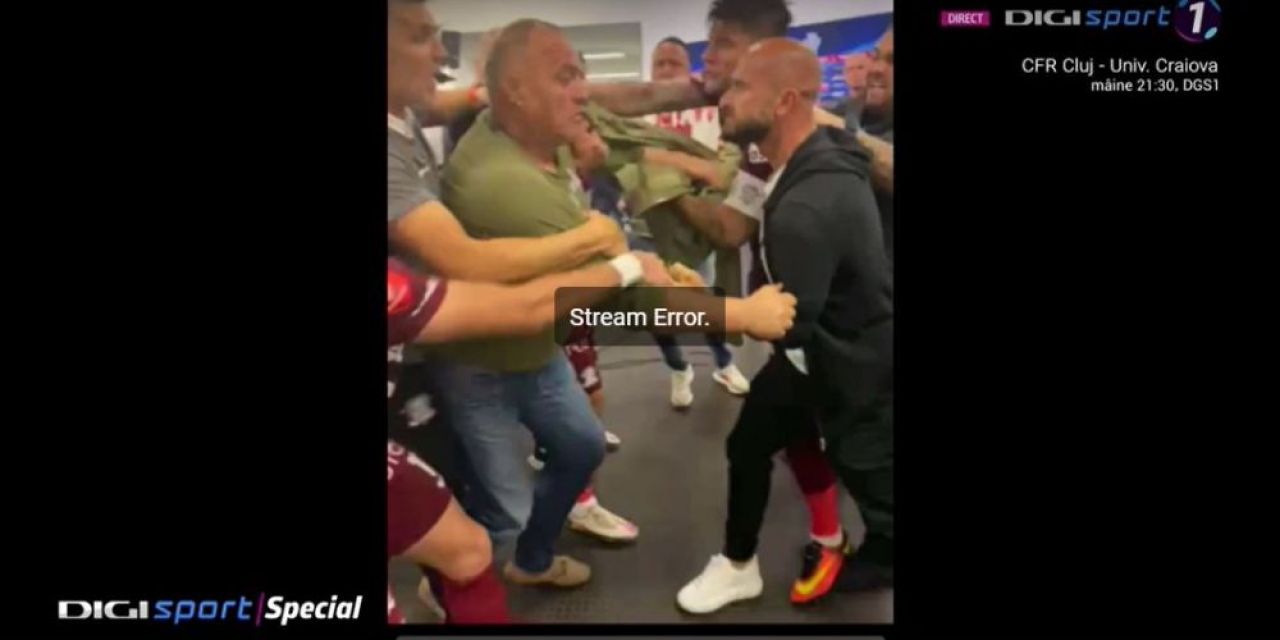 Incidente reprobabile după meciul FCU Craiova - Rapid! Scandal la vestiare. Săpunaru și-a împărțit pumni cu un fan al oltenilor_25