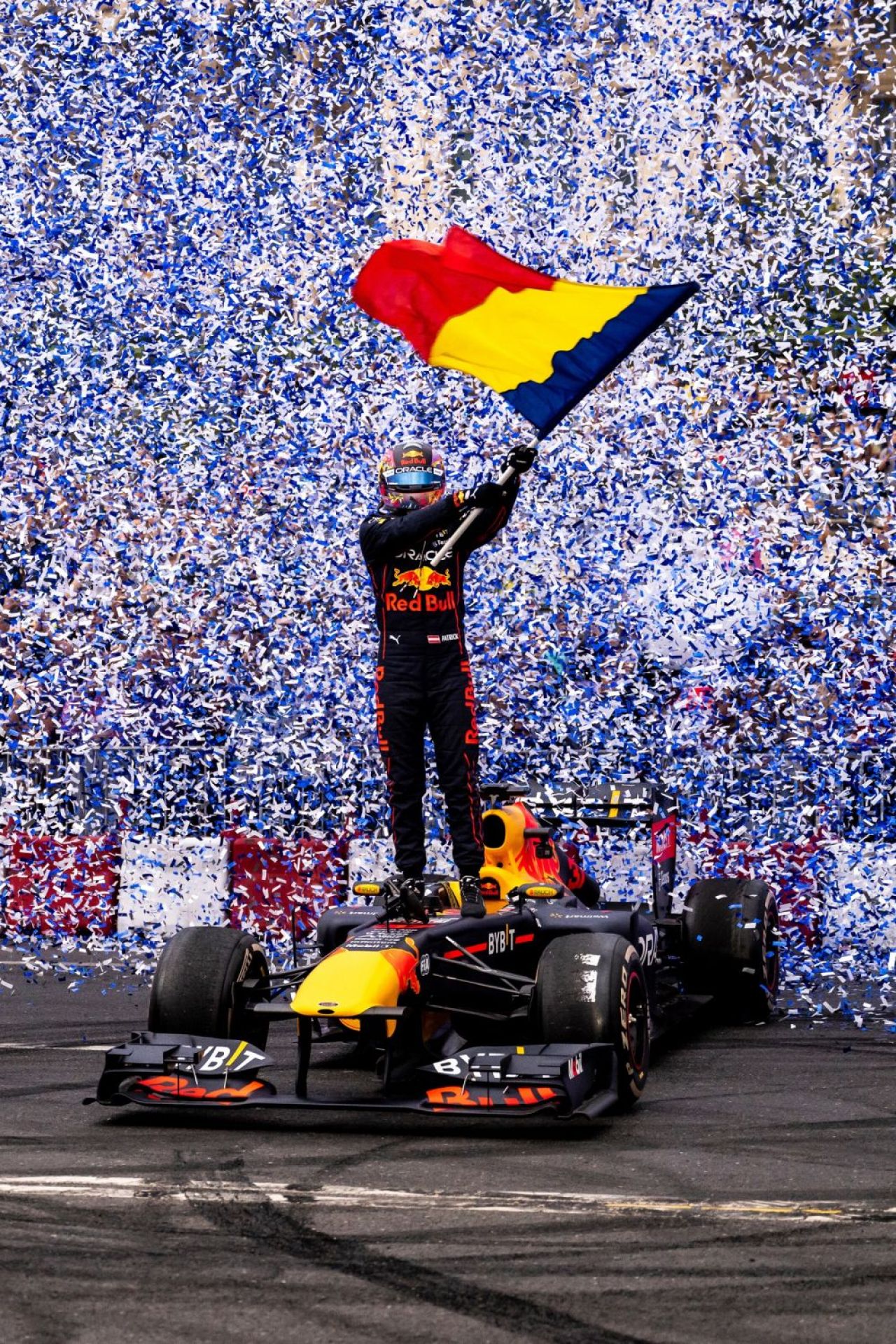 Peste 50.000 de oameni au văzut monopostul lui Sebastian Vettel în Piața Constituției_1
