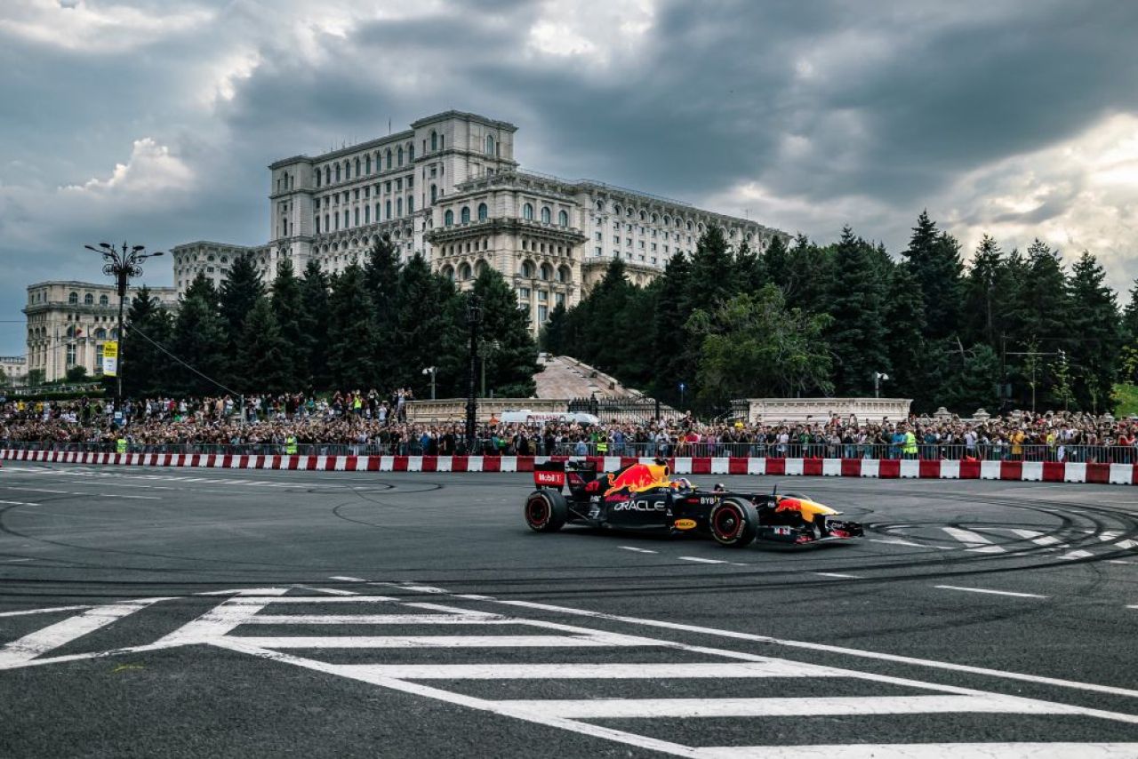 Peste 50.000 de oameni au văzut monopostul lui Sebastian Vettel în Piața Constituției_2