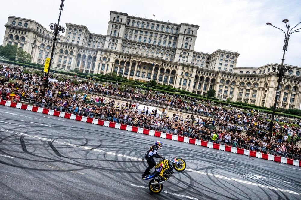 Peste 50.000 de oameni au văzut monopostul lui Sebastian Vettel în Piața Constituției_3