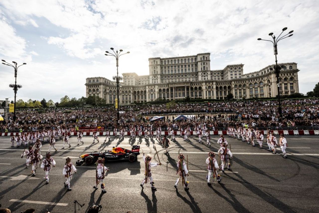 Peste 50.000 de oameni au văzut monopostul lui Sebastian Vettel în Piața Constituției_4