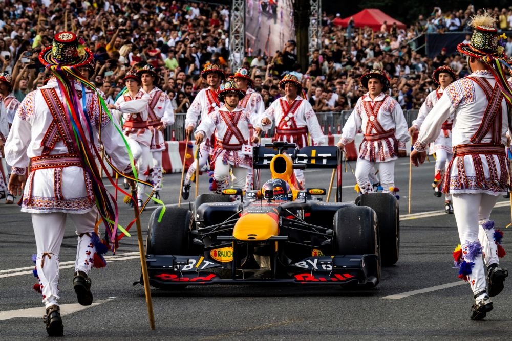 Peste 50.000 de oameni au văzut monopostul lui Sebastian Vettel în Piața Constituției_9