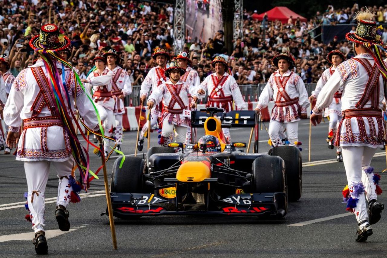 Peste 50.000 de oameni au văzut monopostul lui Sebastian Vettel în Piața Constituției_9