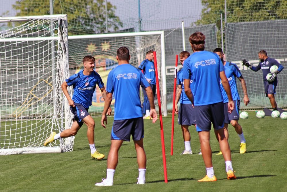 Au dat în mintea copiilor! Cum a adus Dică buna dispoziție la antrenamentul oficial dinaintea meciului cu Anderlecht_5