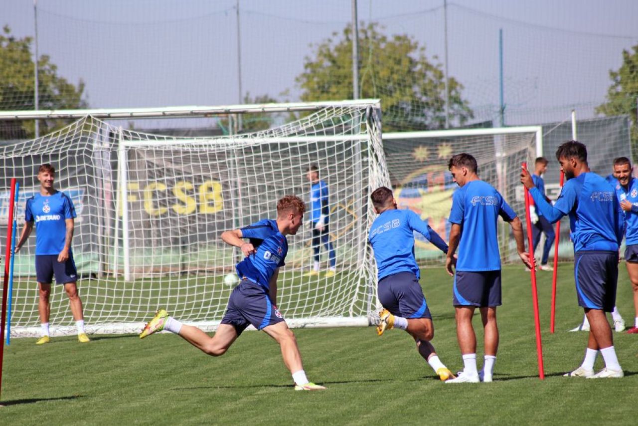 Au dat în mintea copiilor! Cum a adus Dică buna dispoziție la antrenamentul oficial dinaintea meciului cu Anderlecht_15