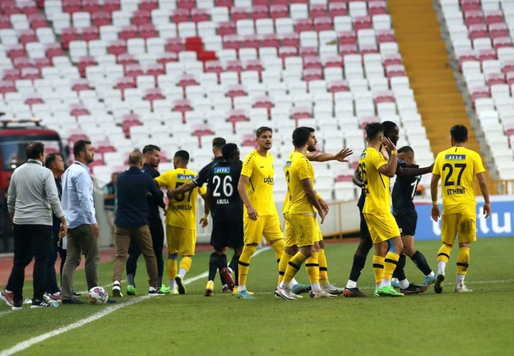Situație neașteptată la Sivasspor! Echipamentele de joc ale turcilor au fost pierdute &icirc;nainte de meciul cu CFR Cluj! Ardelenii au venit cu soluția