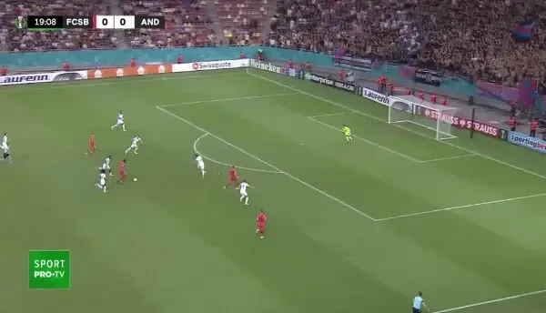 Malcom Edjouma șutează puternic de la marginea semicercului, portarul intervine și respinge în corner