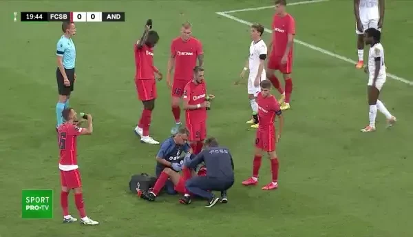 Dawa a căzut în careu după un duel cu portarul lui Anderlecht! Arbitrul a lăsat jocul să continue