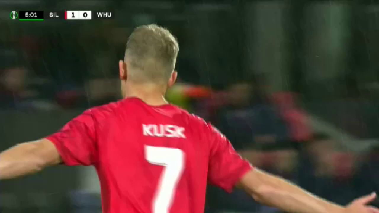 Silkeborg a înscris un gol fantastic împotriva lui West Ham. Londonezii au fost făcuți șah mat în propriul careu_15