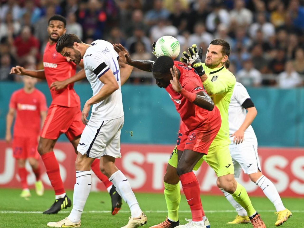 „L-a ținut ca un wrestler! O aberație a arbitrajului!” Belgienii, indignați de penalty-ul neacordat FCSB-ului! Ce au scris despre faza controversată _1