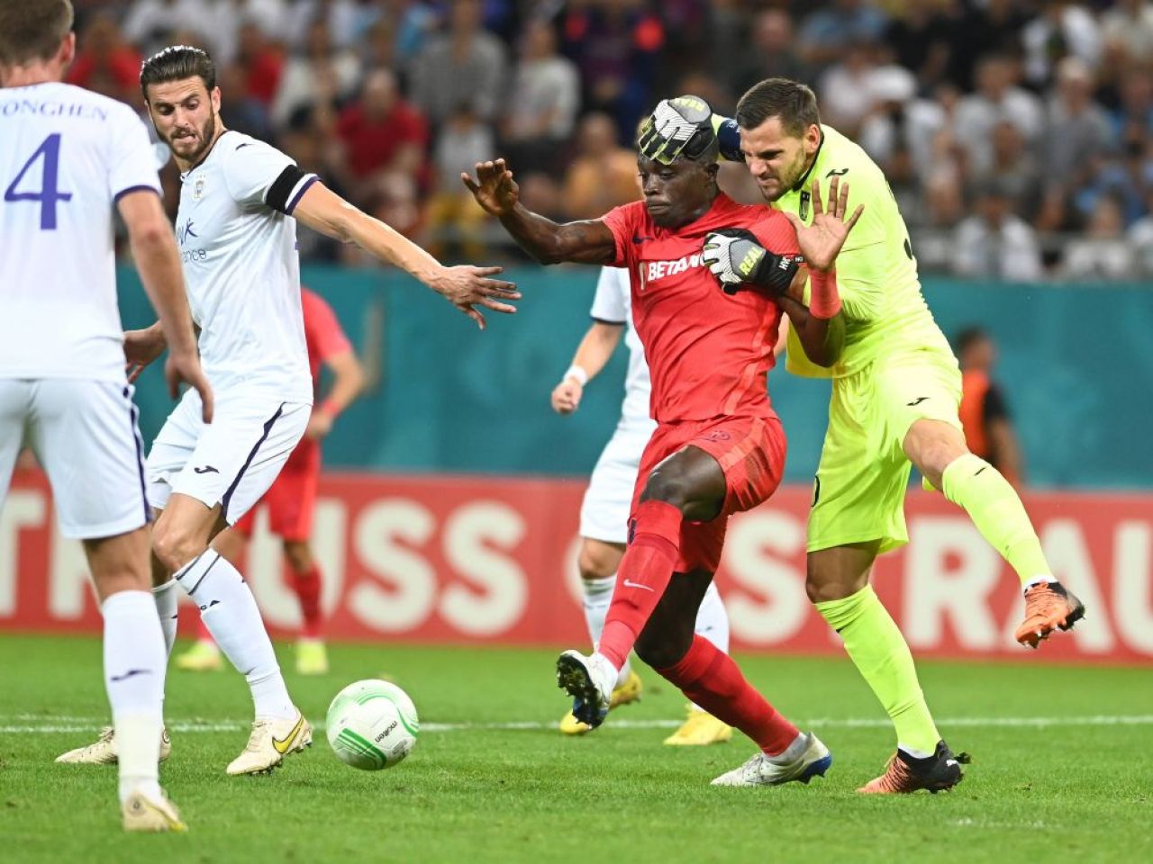 „L-a ținut ca un wrestler! O aberație a arbitrajului!” Belgienii, indignați de penalty-ul neacordat FCSB-ului! Ce au scris despre faza controversată _2