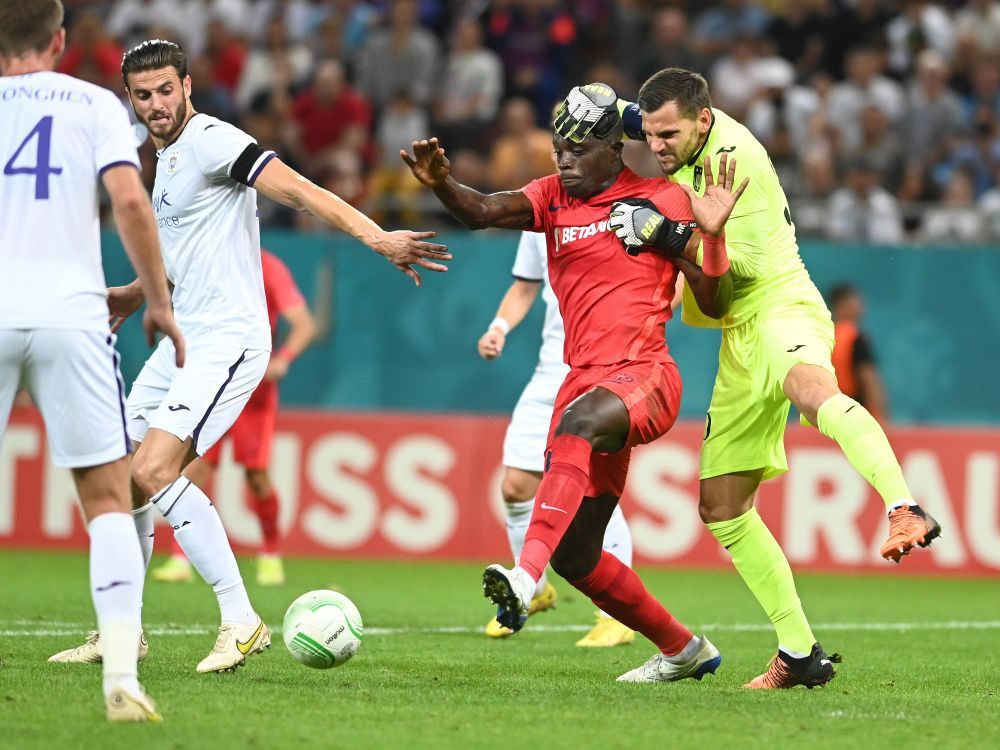 „L-a ținut ca un wrestler! O aberație a arbitrajului!” Belgienii, indignați de penalty-ul neacordat FCSB-ului! Ce au scris despre faza controversată _2