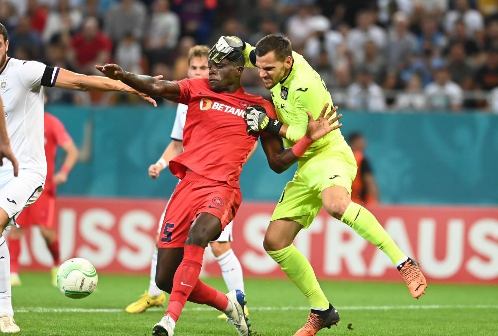 „L-a ținut ca un wrestler! O aberație a arbitrajului!” Belgienii, indignați de penalty-ul neacordat FCSB-ului! Ce au scris despre faza controversată _3