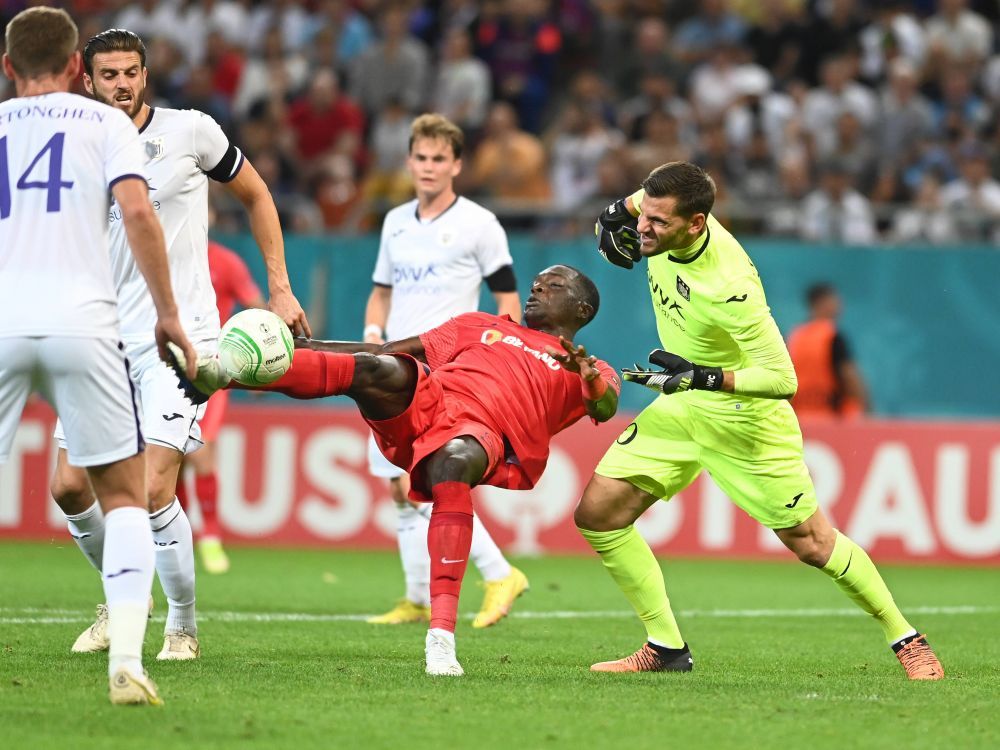 „L-a ținut ca un wrestler! O aberație a arbitrajului!” Belgienii, indignați de penalty-ul neacordat FCSB-ului! Ce au scris despre faza controversată _4