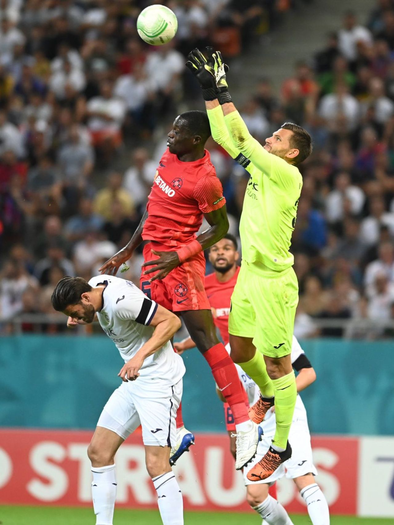 „L-a ținut ca un wrestler! O aberație a arbitrajului!” Belgienii, indignați de penalty-ul neacordat FCSB-ului! Ce au scris despre faza controversată _5