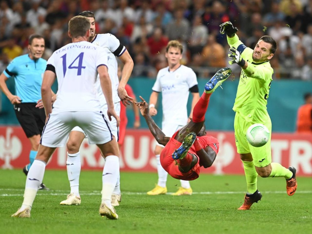 „L-a ținut ca un wrestler! O aberație a arbitrajului!” Belgienii, indignați de penalty-ul neacordat FCSB-ului! Ce au scris despre faza controversată _6