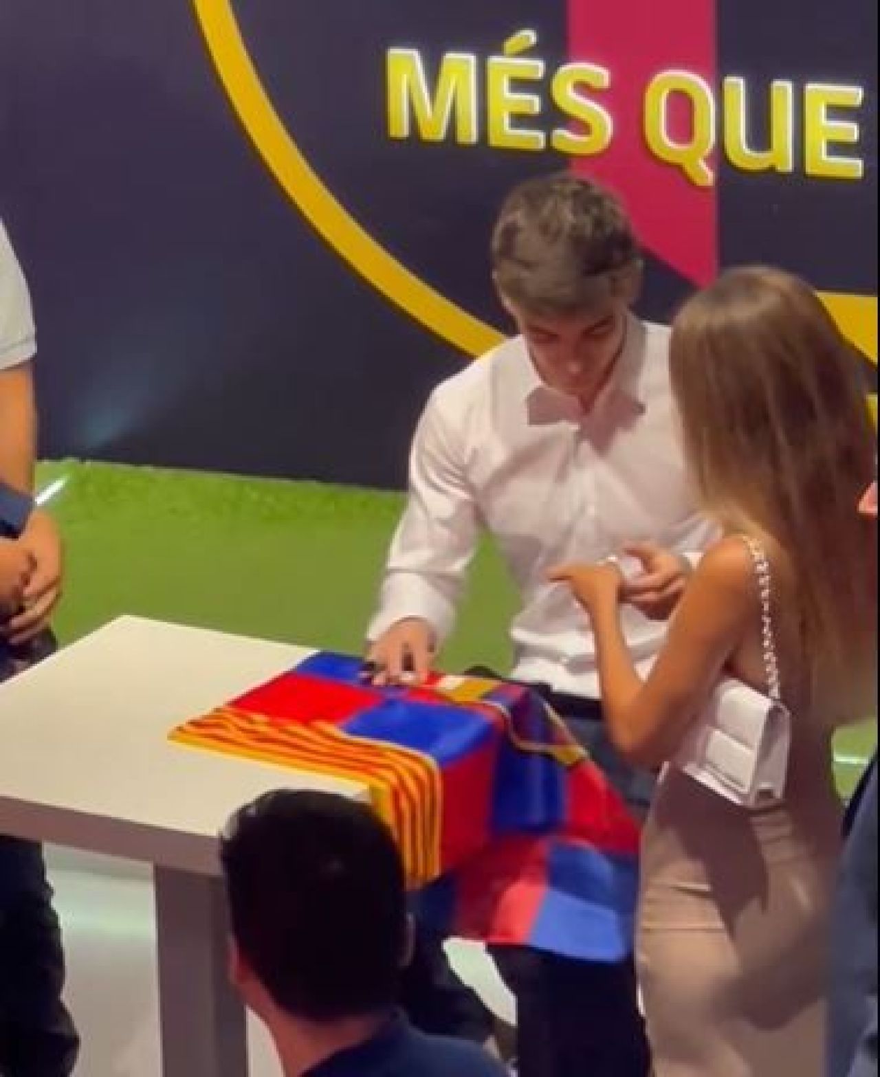 Gavi a dat gol în prelungiri! Nu a plecat acasă doar cu contract nou, ci și cu o cucerire! Fata i-a strecurat un bilețel în mână _2