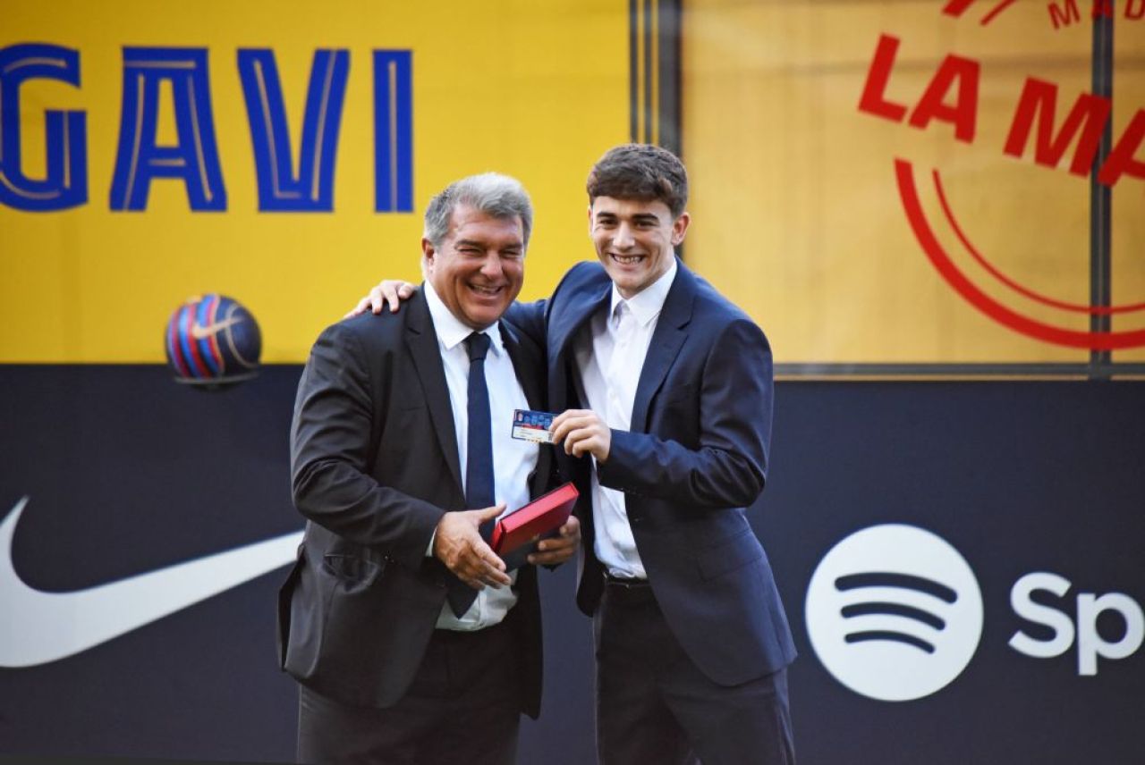 Gavi a dat gol în prelungiri! Nu a plecat acasă doar cu contract nou, ci și cu o cucerire! Fata i-a strecurat un bilețel în mână _6